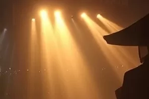 音乐题材剧《锅炉房乐队》封面，旧锅炉旁立着吉他音箱