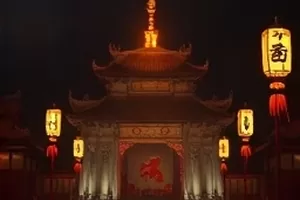 年代生活剧《铜锣巷的夏天》封面，巷口竹椅与半掩的蒲扇
